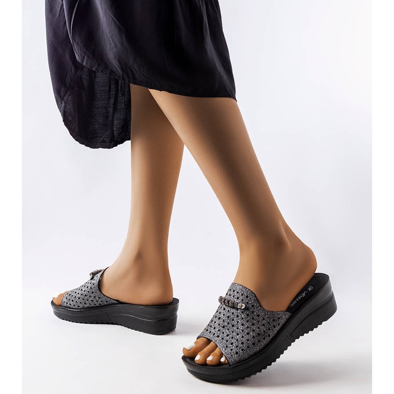 Liisan harmaat kiiltävät kiila sandaalit 1