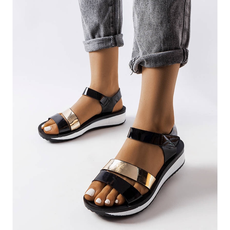 Inna Mila mustat patentoidut sandaalit 1