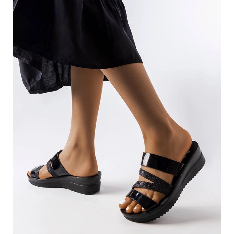 Lolin mustat kiiltävät tossut 1