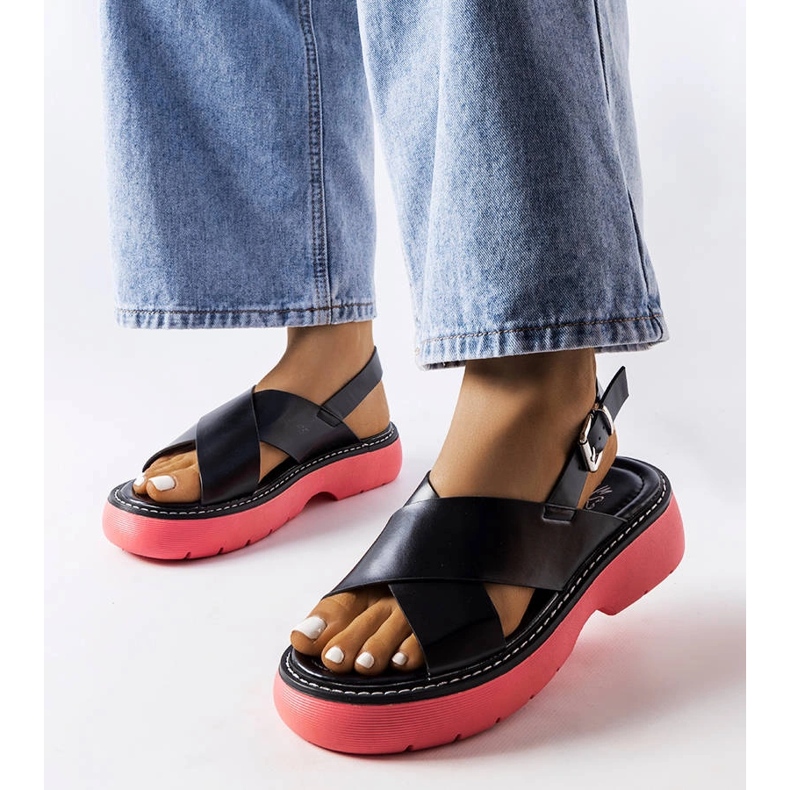 Rozanan mustat sandaalit vaaleanpunaisella alustalla 1