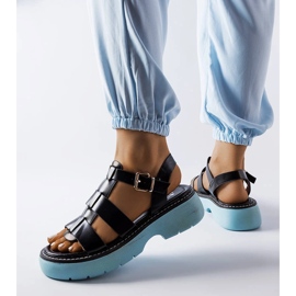 Lolan mustat sandaalit sinisellä alustalla 2