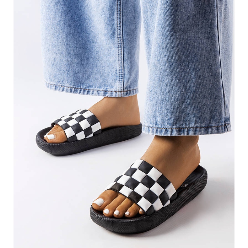 Mustat kumitasoiset tossut Eliniltä 1