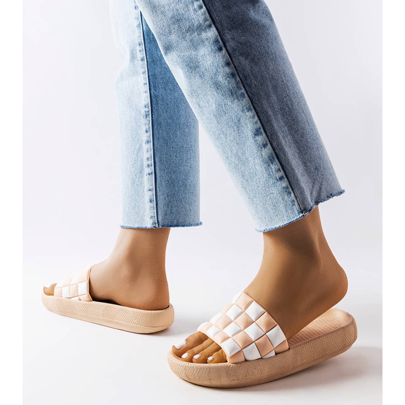 Elinin beigenväriset kumiset liukumäet 2