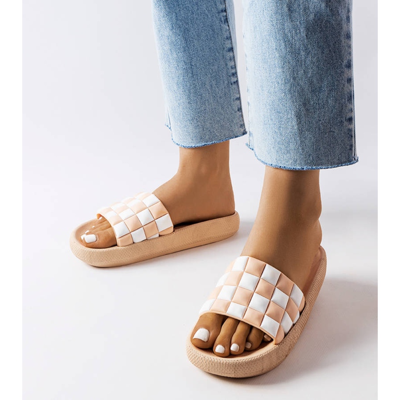 Elinin beigenväriset kumiset liukumäet 1