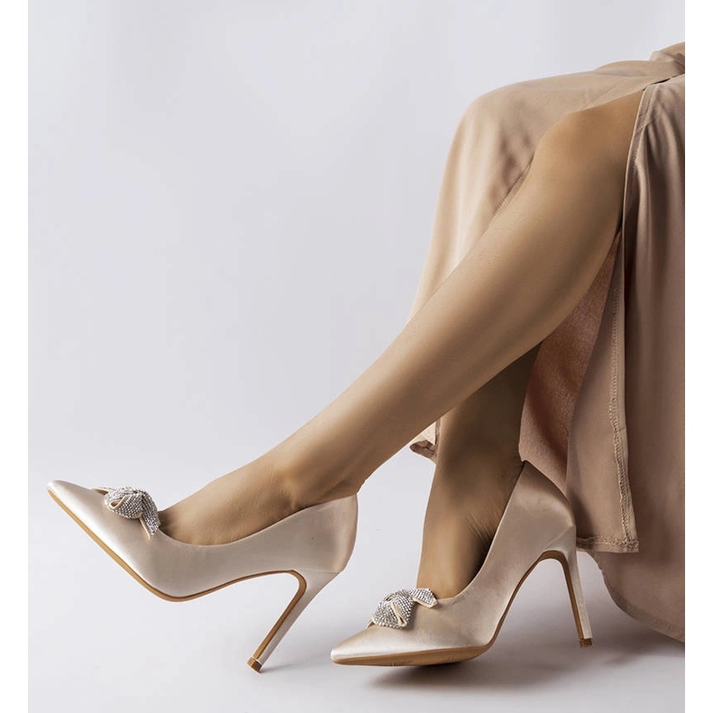 Beiget pinssit, joissa satiiniviimeistely ja Mia rusetti 2