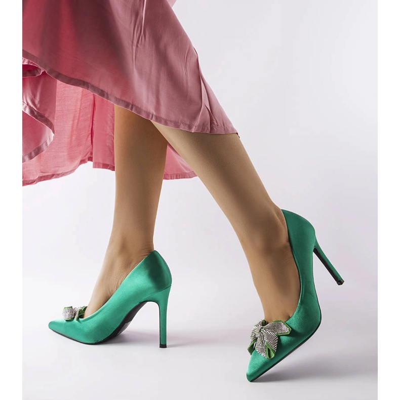 Vihreät neulat, joissa satiiniviimeistely ja Mia rusetti 2