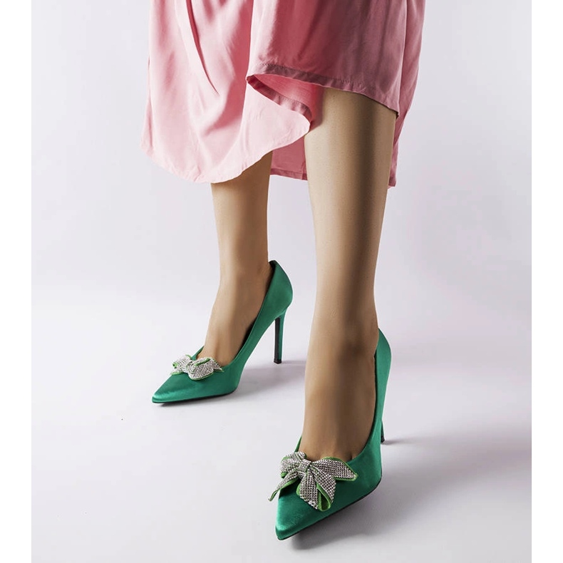 Vihreät neulat, joissa satiiniviimeistely ja Mia rusetti 1