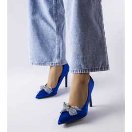 Siniset pinssit, joissa satiiniviimeistely ja Mia rusetti sininen 1