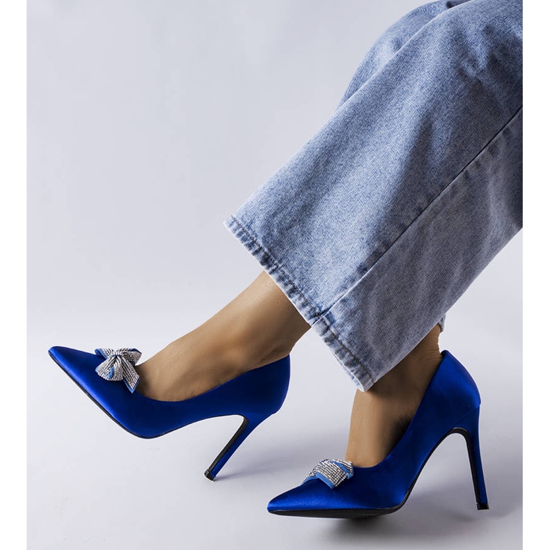 Siniset pinssit, joissa satiiniviimeistely ja Mia rusetti sininen 2