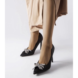 Mustat pinssit, joissa satiiniviimeistely ja Mia rusetti 1