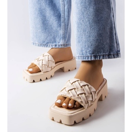 Loran beigenväriset traktoripohjalliset tossut 1