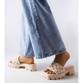 Loran beigenväriset traktoripohjalliset tossut 2