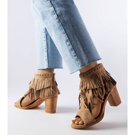 Harjakattoiset saappaat M263-pylväässä beige 1