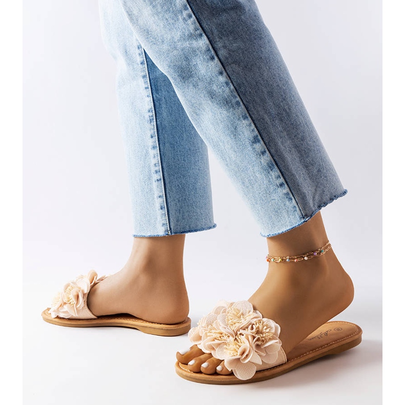 Alfridan beigenväriset tossut kukilla 2