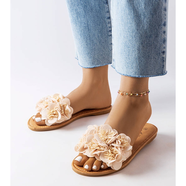 Alfridan beigenväriset tossut kukilla 1