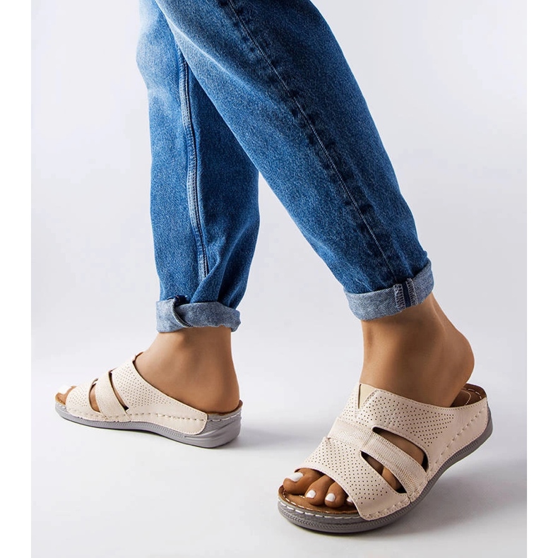 Oliwian beigen vaaleat kiila sandaalit 1