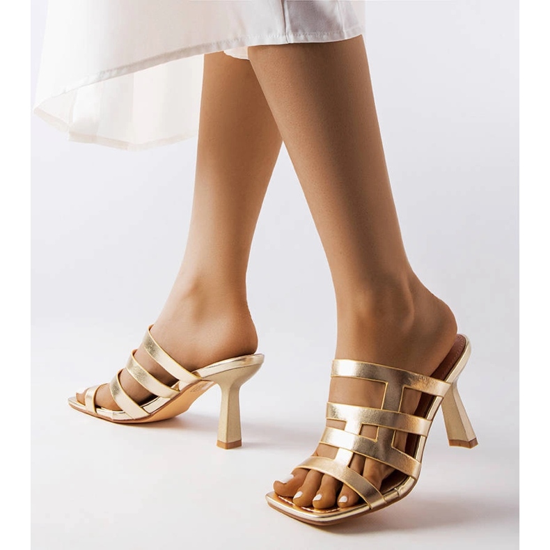 Kultaiset varvastossut pinnoilla kultainen 1