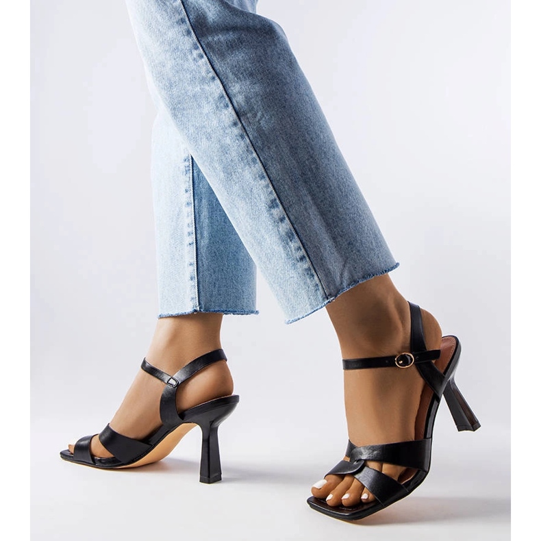 Karolina mustat korkokengät sandaalit vyöllä 1