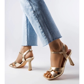 Karolina kultaiset korkeakorkoiset sandaalit vyöllä kultainen 1