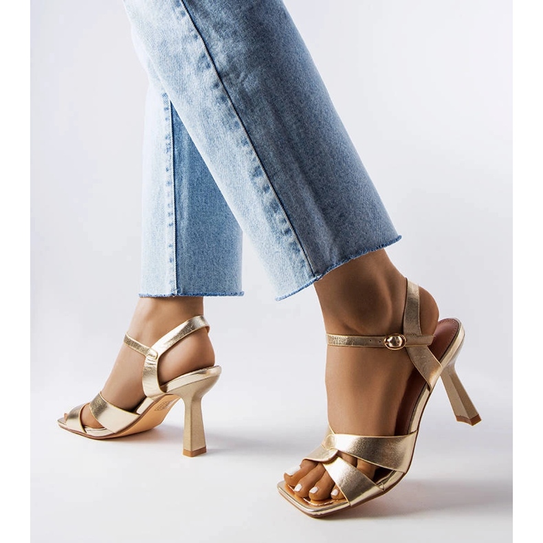 Karolina kultaiset korkeakorkoiset sandaalit vyöllä kultainen 1