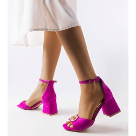 Karinon vaaleanpunaiset sandaalit rintakorulla vaaleanpunainen 1