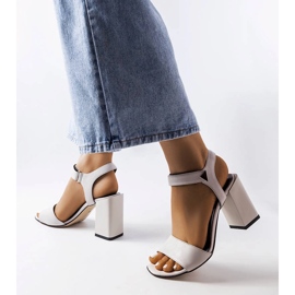 Karinon harmaat sandaalit pylväässä 1