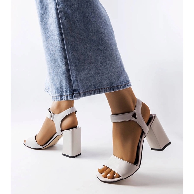 Karinon harmaat sandaalit pylväässä 1