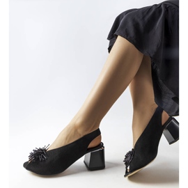 Karinon mustat mokkanahkahelmisandaalit 1