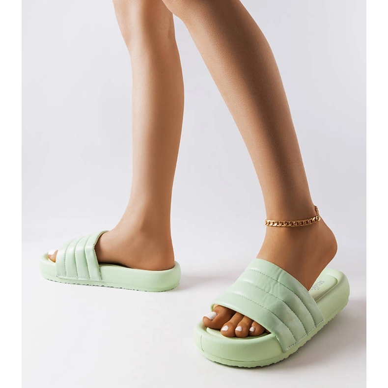 Inna Vihreät tossut, jotka on koristeltu Dorene-tikkauksella 2