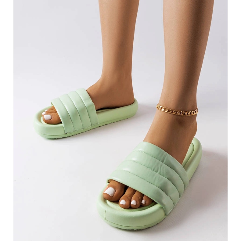 Inna Vihreät tossut, jotka on koristeltu Dorene-tikkauksella 1