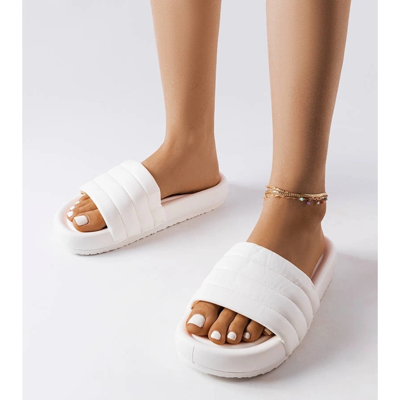 Valkoiset varvastossut, joissa on Dorene tikkaus valkoinen 1