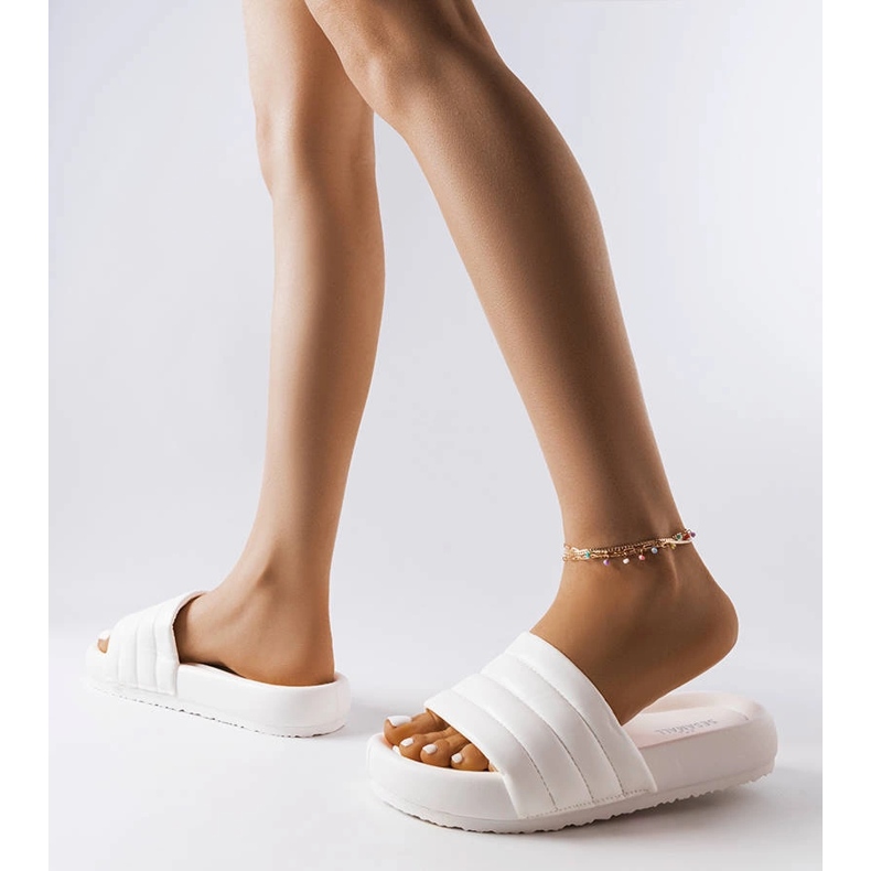 Valkoiset varvastossut, joissa on Dorene tikkaus valkoinen 2