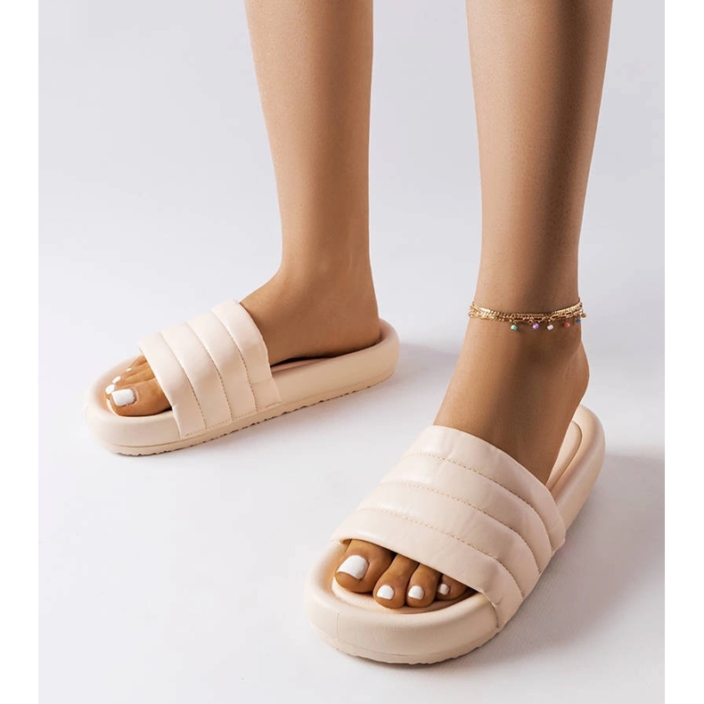 Inna Dorenen beigenväriset tikkauksella koristellut tossut 1