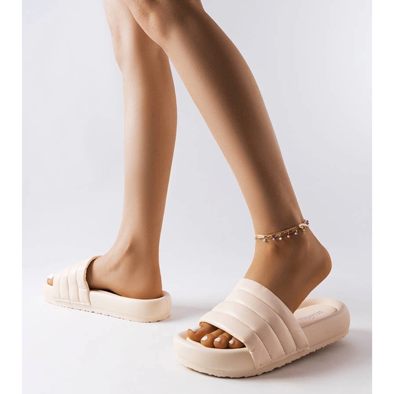 Inna Dorenen beigenväriset tikkauksella koristellut tossut 2