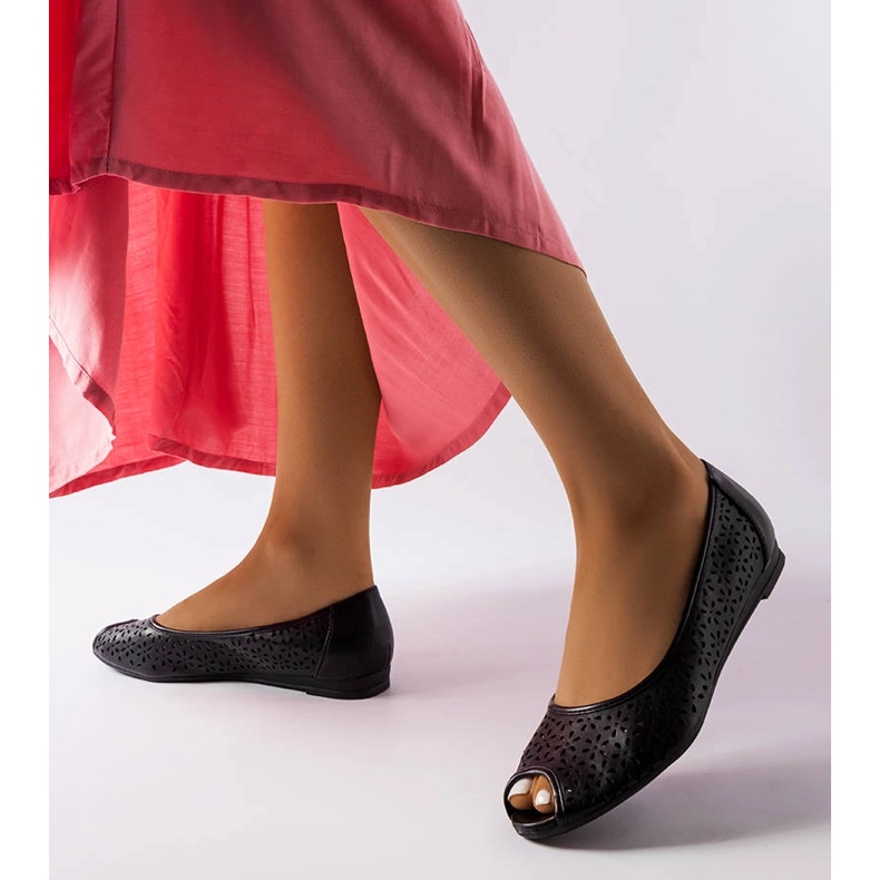 Mustat harjakattoiset balerinat Lafondilta 1