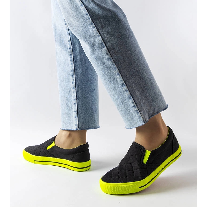 Mustat tikatut slip-on lenkkarit Balsamolta 1