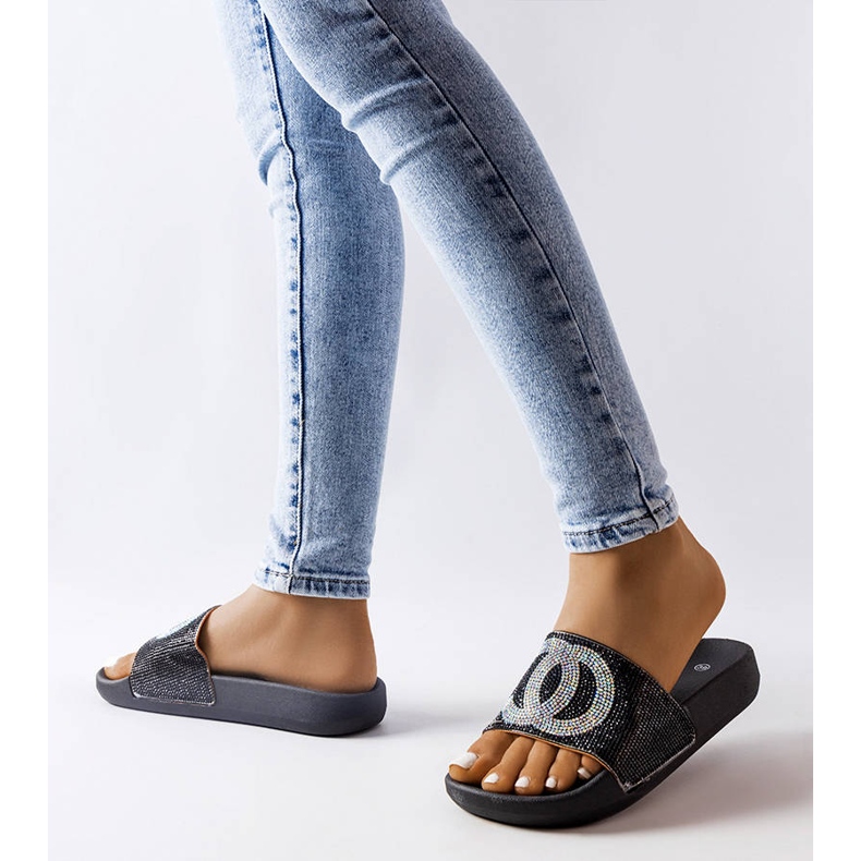 Mustat liukumäet koristeltu strassikivillä Glendalelta 2