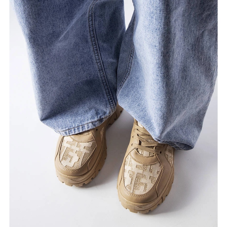 Tumman beigen paksut lenkkarit 1