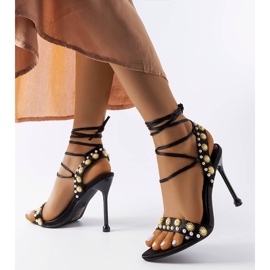 Mustat sandaalit koristeltu Grange-helmillä 1