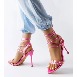 Vaaleanpunaiset sandaalit koristeltu Grange-helmillä vaaleanpunainen 1