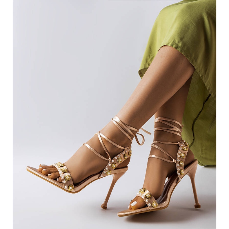 Kultaiset sandaalit koristeltu Grange-helmillä beige 1