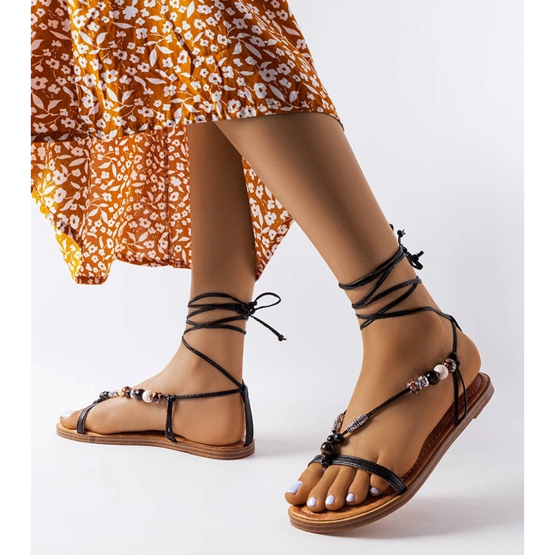 Mustat sandaalit koristeltu Galliano-helmillä 1