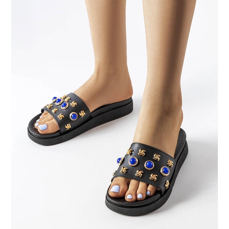 Montesarchion mustalla koristeltu liukumäki 1