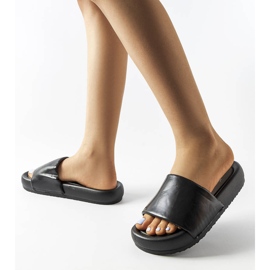 Mustat varvastossut Franco-alustalla 2