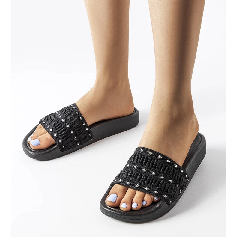 Ernestin mustat röyhelöillä koristellut liukusäätimet 1