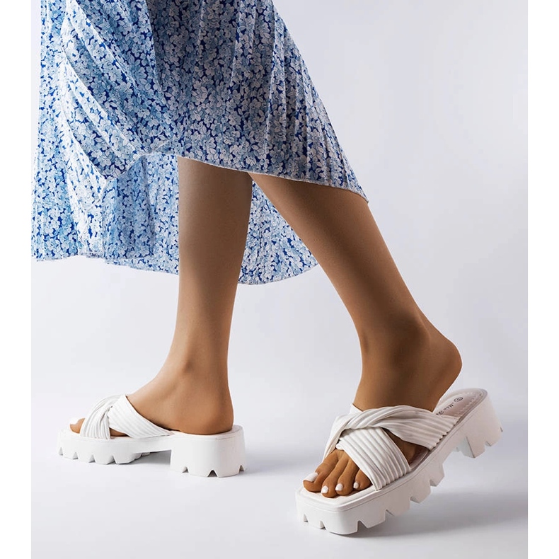 Dubé valkoiset liukusäätimet traktorin pohjalla beige 2