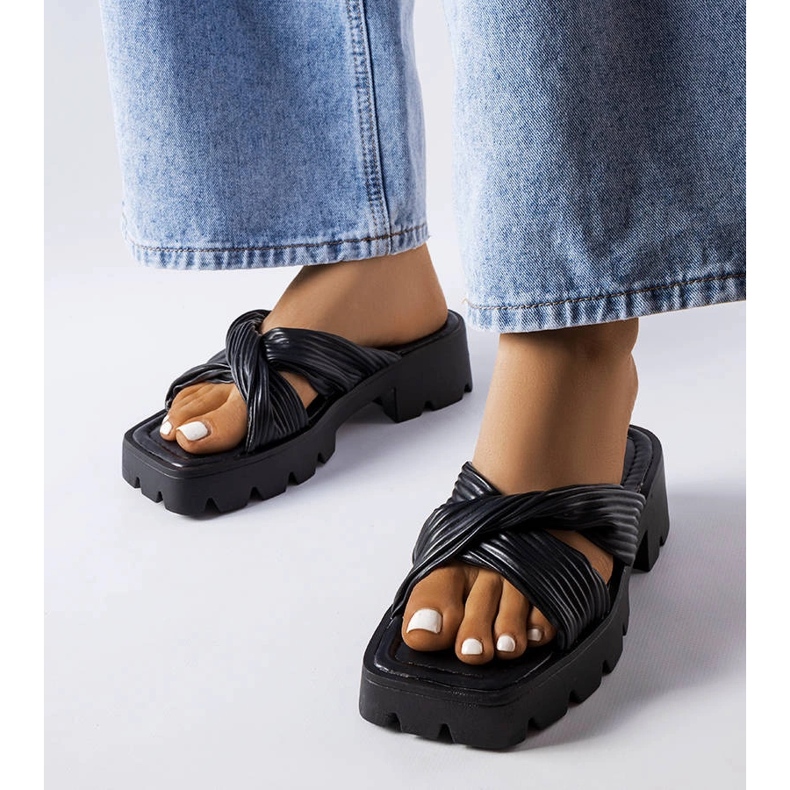 Dubé mustat liukusäätimet traktorin pohjalla 1