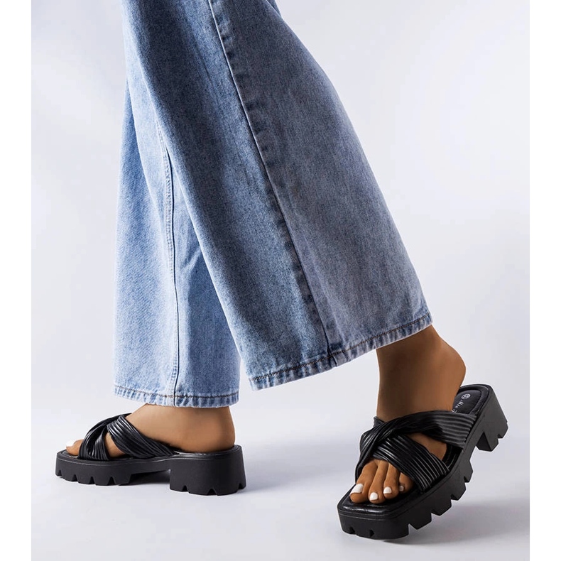 Dubé mustat liukusäätimet traktorin pohjalla 2