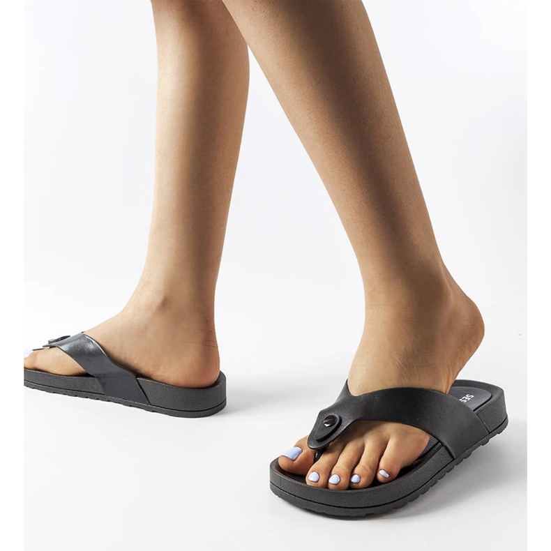 Inna Eliden mustat alustasandaalit 2