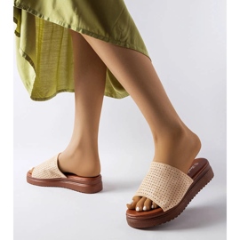 Idabelin beige liukumäki, jossa harjakattoinen päällinen 2